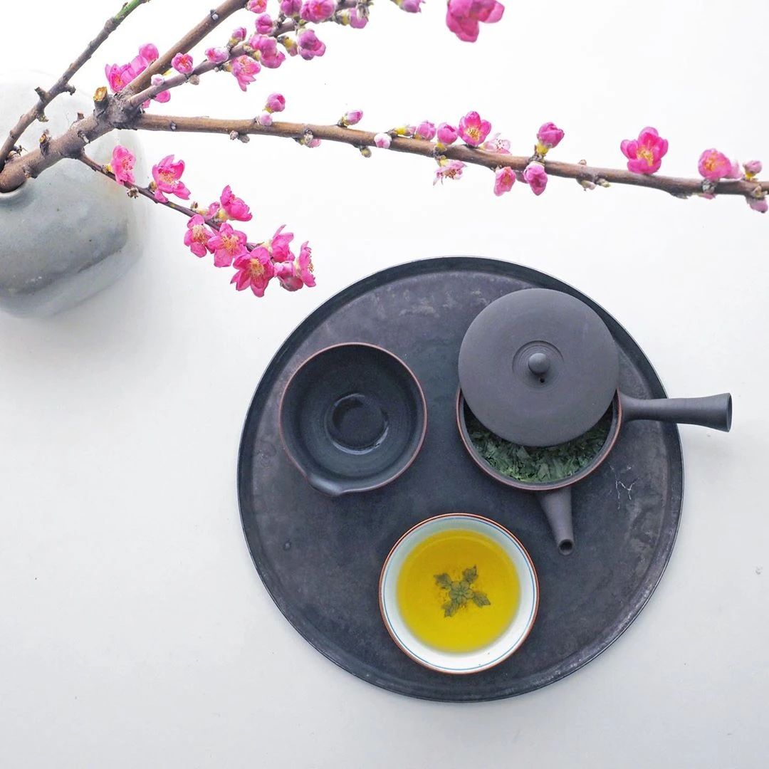 上一壺茶，插幾枝花(圖1)