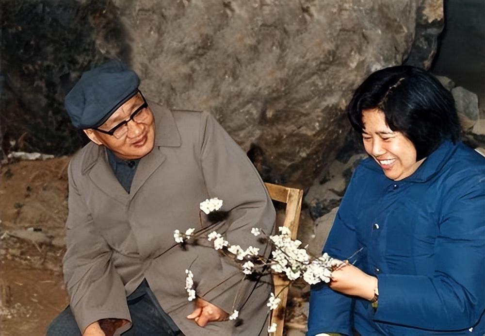 毛岸青36歲還單身，毛主席勸他找個(gè)農(nóng)民，寫信：邵華是個(gè)好孩子(圖1)