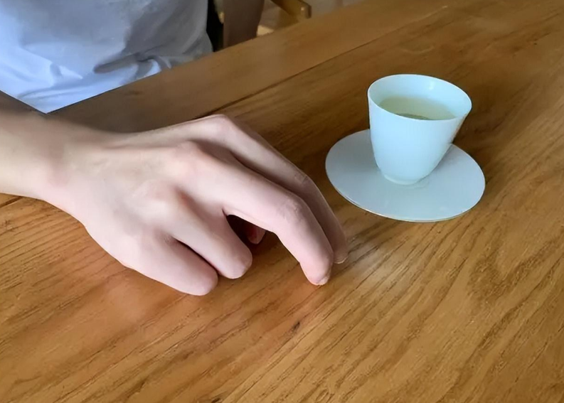 給人倒酒，對(duì)方“敲桌子”是什么意思？(圖4)
