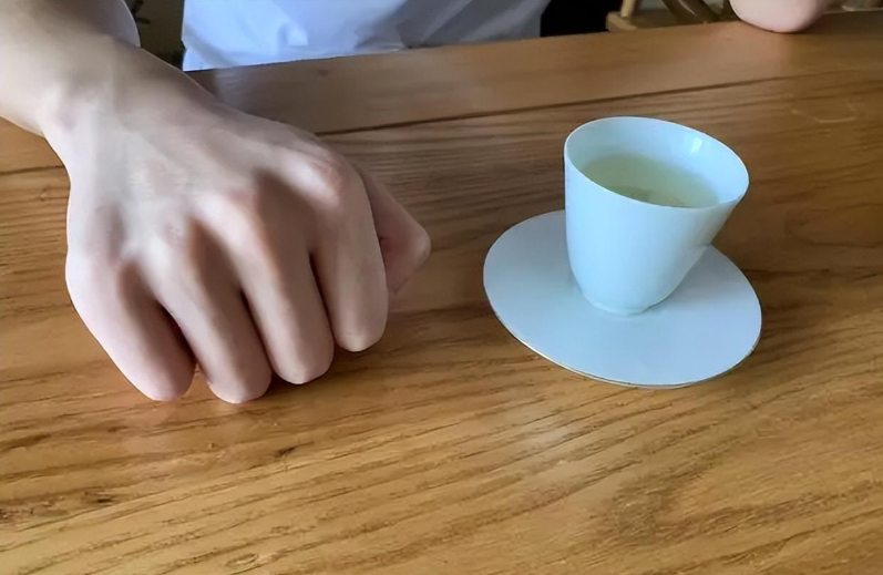給人倒酒，對(duì)方“敲桌子”是什么意思？(圖3)