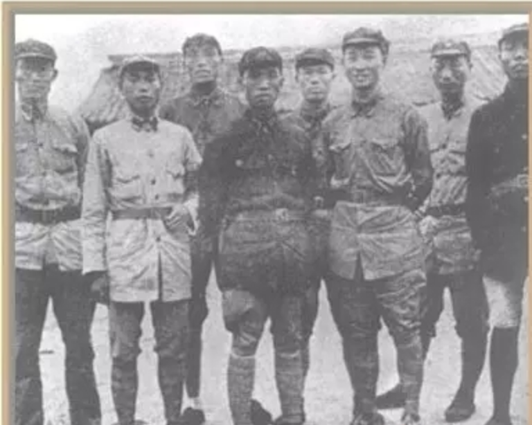 左權壯烈犧牲后，遺體被日軍粗暴羞辱，彭德懷組建暗殺隊為其報仇(圖7)