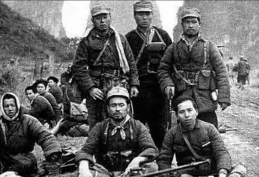 左權壯烈犧牲后，遺體被日軍粗暴羞辱，彭德懷組建暗殺隊為其報仇(圖15)