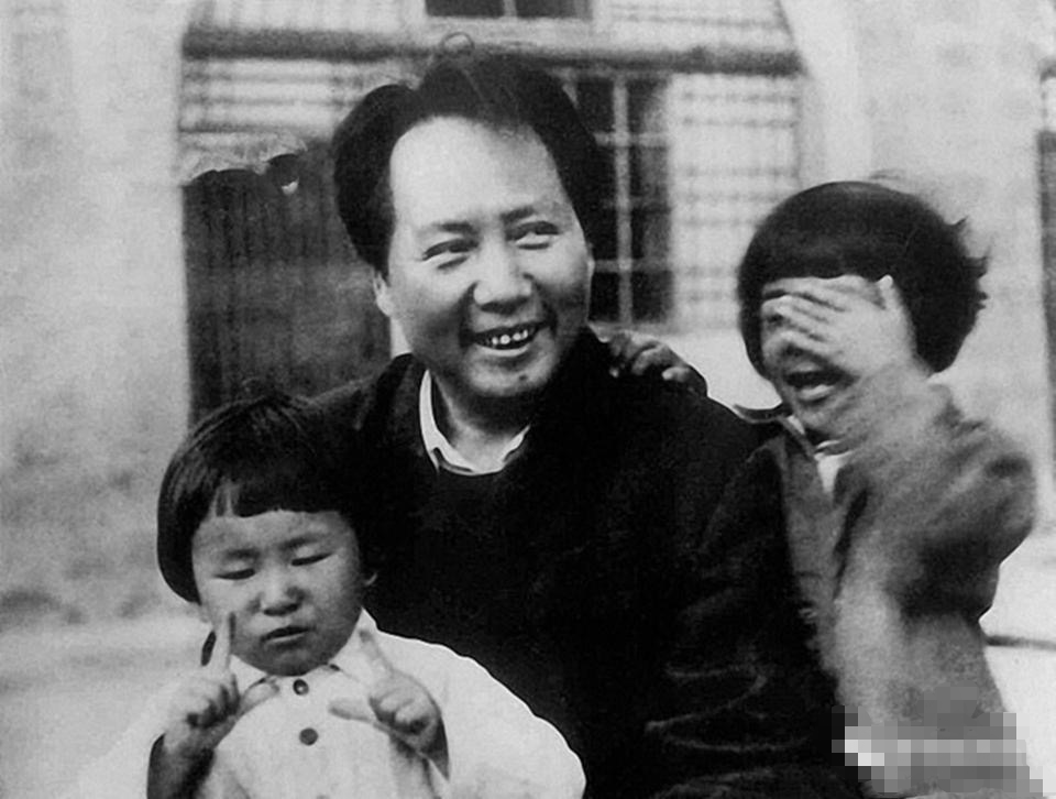 1958年，李訥去南昌看望賀子珍，李訥甜甜的叫賀子珍“媽媽”，讓賀子珍感動落淚(圖1)