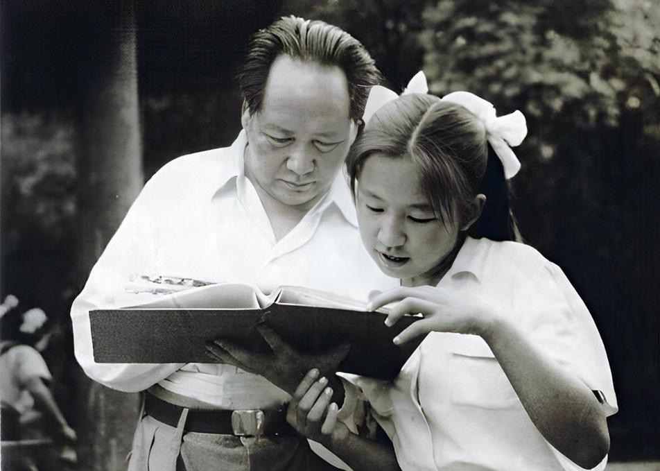 1958年，李訥去南昌看望賀子珍，李訥甜甜的叫賀子珍“媽媽”，讓賀子珍感動落淚(圖2)