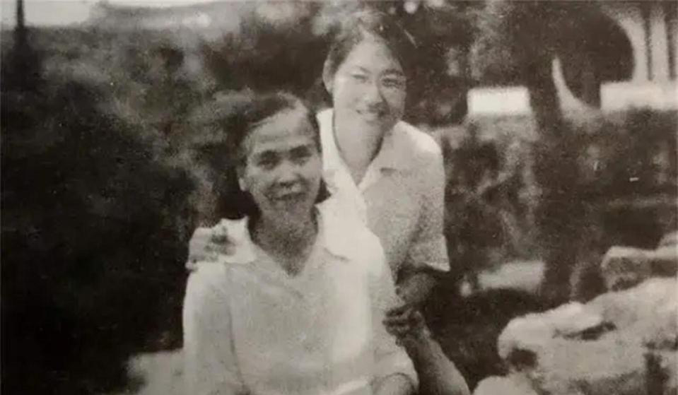 1958年，李訥去南昌看望賀子珍，李訥甜甜的叫賀子珍“媽媽”，讓賀子珍感動落淚(圖4)