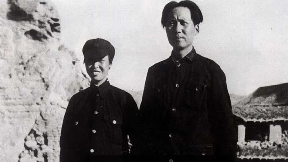 22年后，1959年，毛澤東和賀子珍，在廬山再次相見，毛澤東傷感的問:“當年，你為什么非要離開呢？(圖2)