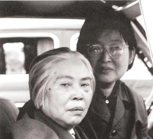 22年后，1959年，毛澤東和賀子珍，在廬山再次相見，毛澤東傷感的問:“當年，你為什么非要離開呢？(圖3)