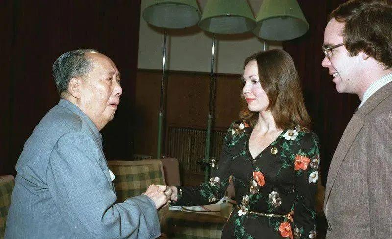 尼克松問毛主席：您有什么特長？主席回答后，尼克松向他鞠了一躬(圖6)
