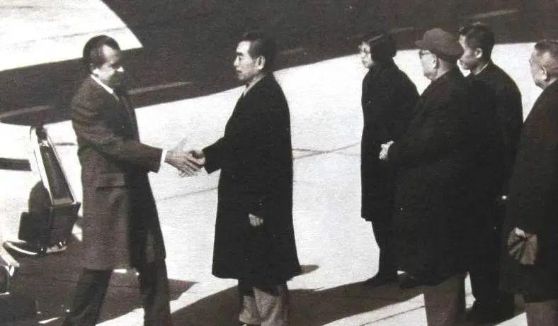 尼克松問毛主席：您有什么特長？主席回答后，尼克松向他鞠了一躬(圖8)