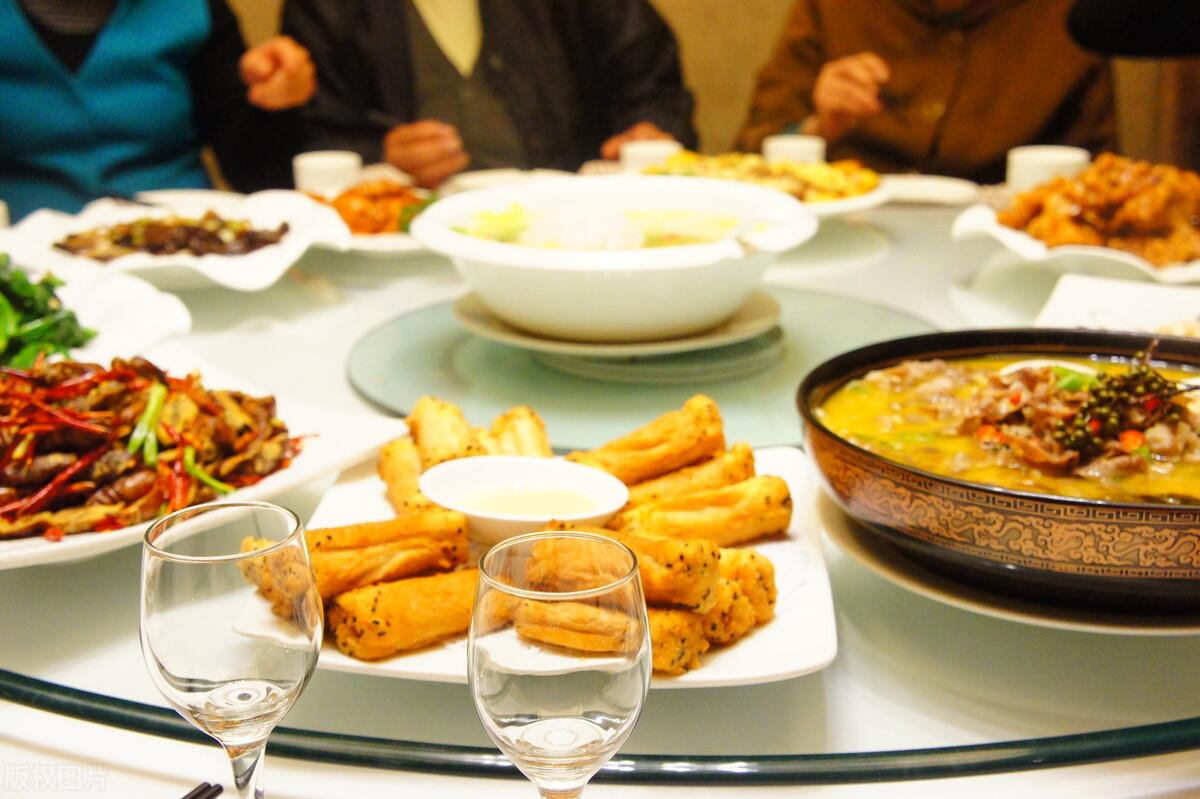 28位同學(xué)北京相聚，點(diǎn)了28道美食和12瓶茅臺(tái)，結(jié)賬時(shí)呆若木雞(圖2)