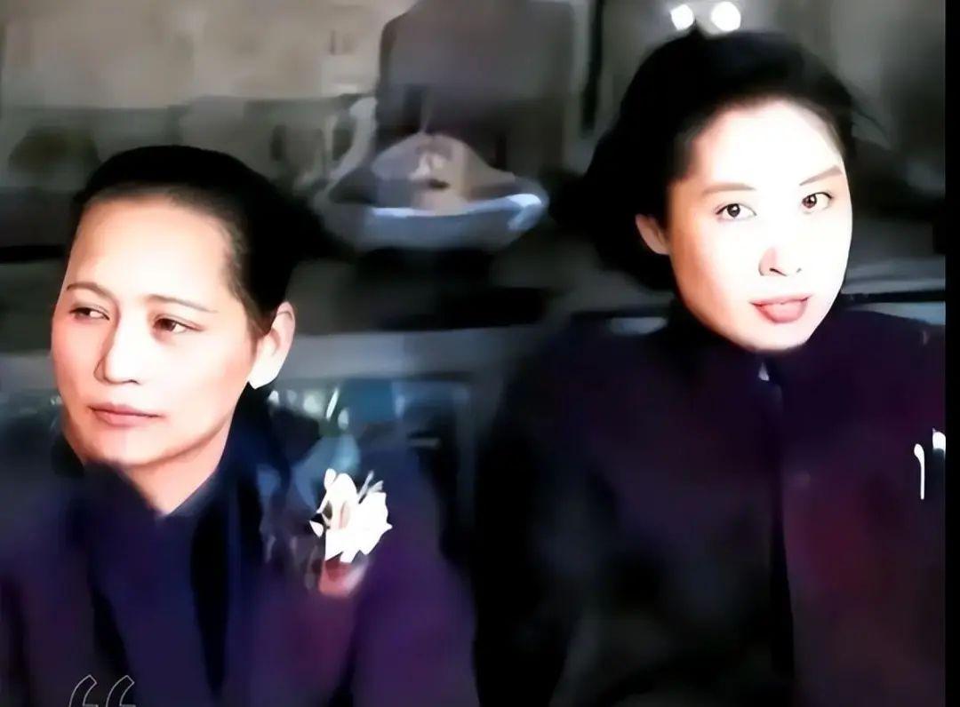 宋慶齡和王光美在開國大典唯一合影，鋼筆字跡截然相反，太驚艷，太珍貴(圖1)