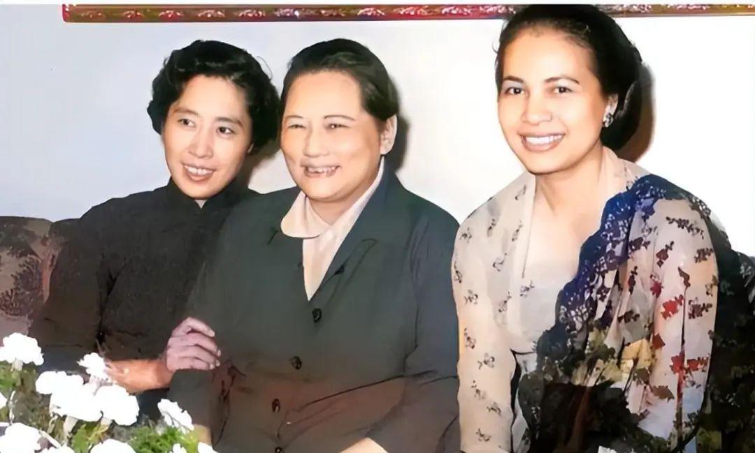宋慶齡和王光美在開國大典唯一合影，鋼筆字跡截然相反，太驚艷，太珍貴(圖8)