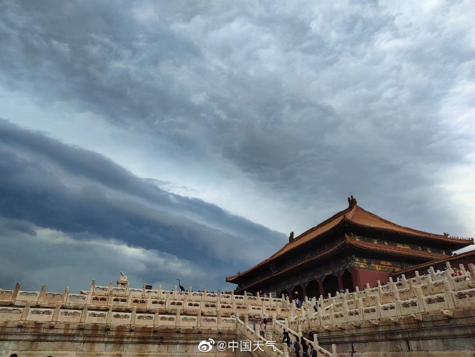 雷雨云團(tuán)過(guò)境，北京天空現(xiàn)壯觀弧狀云(圖1)