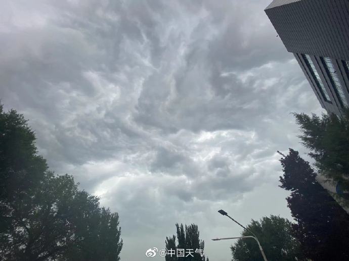 雷雨云團(tuán)過(guò)境，北京天空現(xiàn)壯觀弧狀云(圖6)