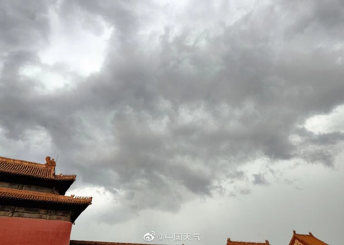 雷雨云團(tuán)過(guò)境，北京天空現(xiàn)壯觀弧狀云(圖7)