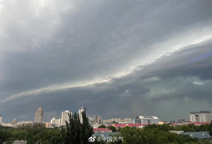 雷雨云團(tuán)過(guò)境，北京天空現(xiàn)壯觀弧狀云(圖2)