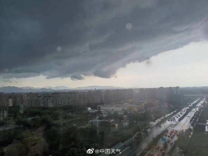 雷雨云團(tuán)過(guò)境，北京天空現(xiàn)壯觀弧狀云(圖3)