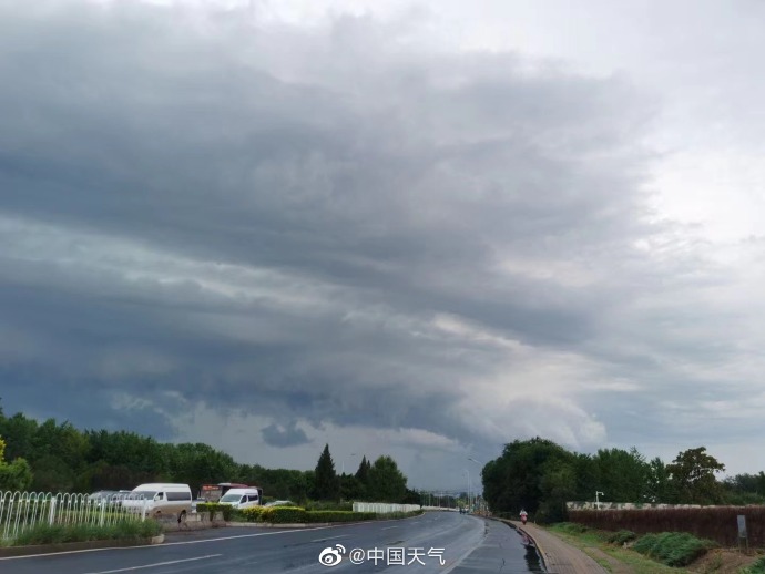 雷雨云團(tuán)過(guò)境，北京天空現(xiàn)壯觀弧狀云(圖4)