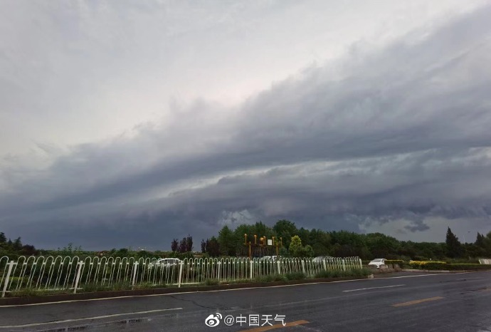 雷雨云團(tuán)過(guò)境，北京天空現(xiàn)壯觀弧狀云(圖5)