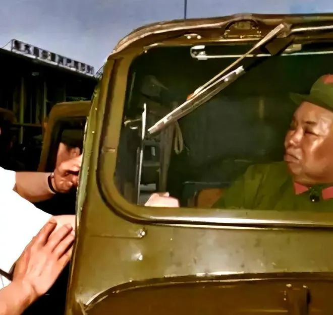 許世友連闖三道門崗，站崗的哨兵連開三槍，把他攔下了(圖2)