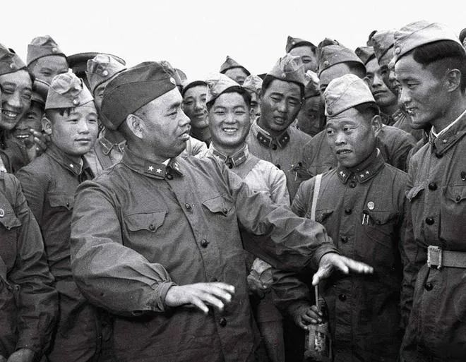 許世友連闖三道門崗，站崗的哨兵連開三槍，把他攔下了(圖4)