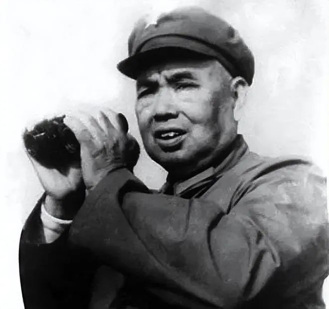 許世友連闖三道門崗，站崗的哨兵連開三槍，把他攔下了(圖5)