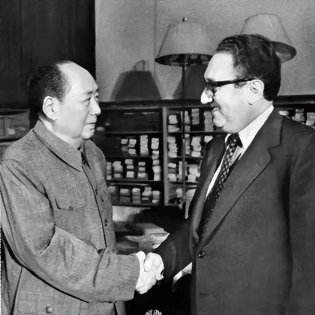 基辛格 毛主席.jpg 基辛格來華和高層領(lǐng)導(dǎo)人的珍貴照片(圖2)