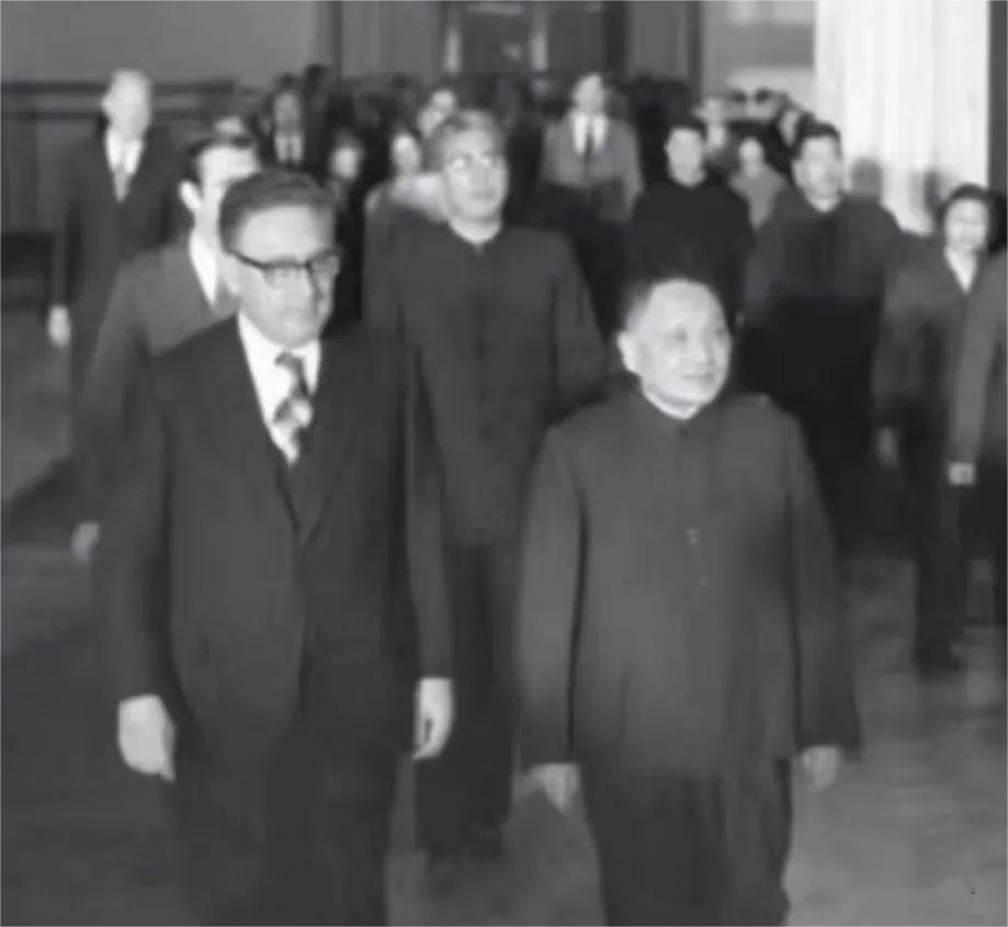 基辛格 鄧小平.jpg 基辛格來華和高層領(lǐng)導(dǎo)人的珍貴照片(圖5)