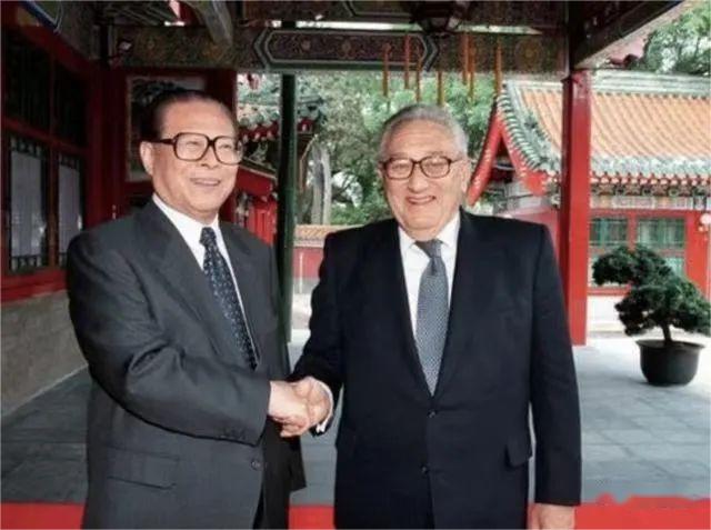 基辛格 江澤民.jpg 基辛格來華和高層領(lǐng)導(dǎo)人的珍貴照片(圖6)