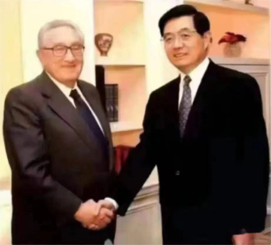 基辛格 胡錦濤.jpg 基辛格來華和高層領(lǐng)導(dǎo)人的珍貴照片(圖8)