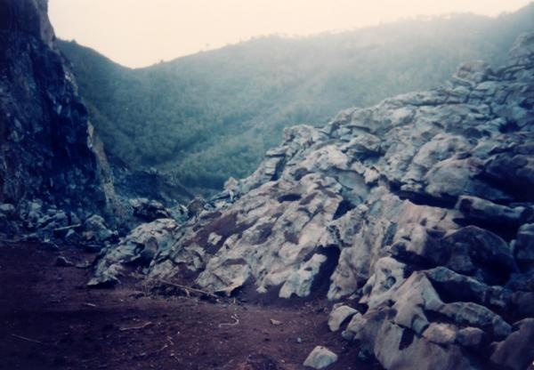 礦山開采時期的余村舊貌.jpg 人不負(fù)青山 青山定不負(fù)人——余村十八年(圖2)