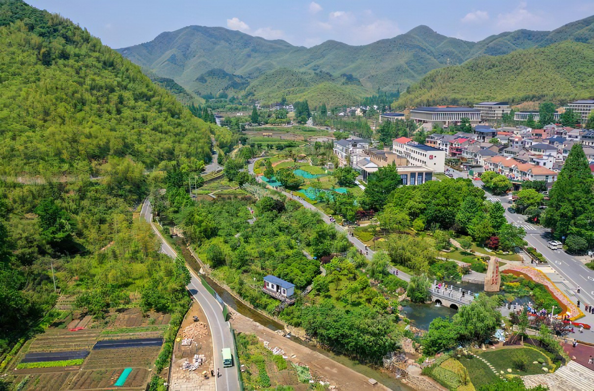 俯瞰美麗的余村.jpg 人不負(fù)青山 青山定不負(fù)人——余村十八年(圖4)