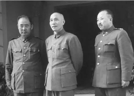 蔣介石和傅作義.jpg 怎樣評價傅作義的一生(圖2)