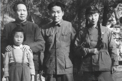 毛岸英赴朝鮮前，主席帶著江青、李訥與他合影，劉思齊陪在身邊(圖1)