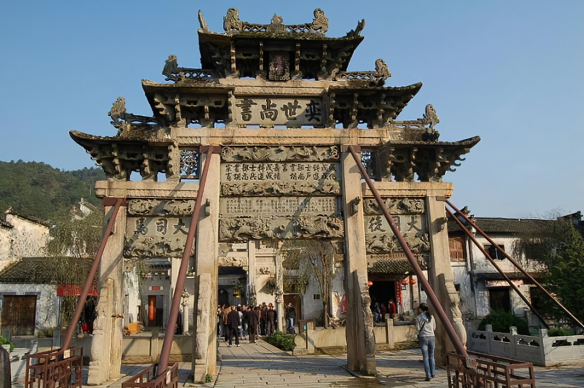 龍川胡氏宗祠1牌坊.jpg 中國(guó)古代最強(qiáng)十大姓氏家族(圖4)