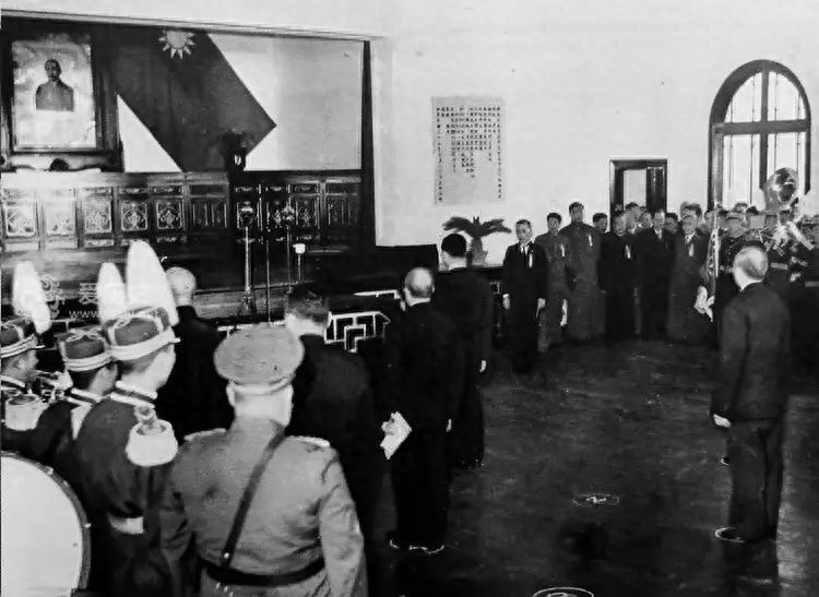 陳賡向毛主席介紹國民黨中將：這我兄弟，主席：你知我是他什么人(圖10)