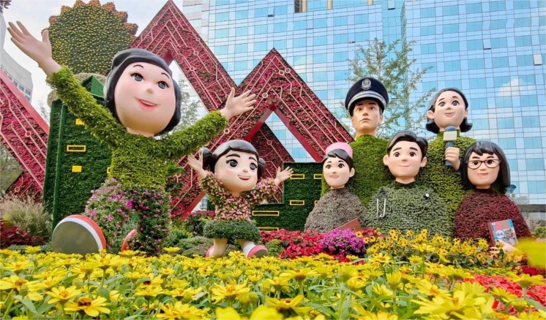 建國門西北角的“萬眾一心”花壇.jpg 正式亮相(圖5)