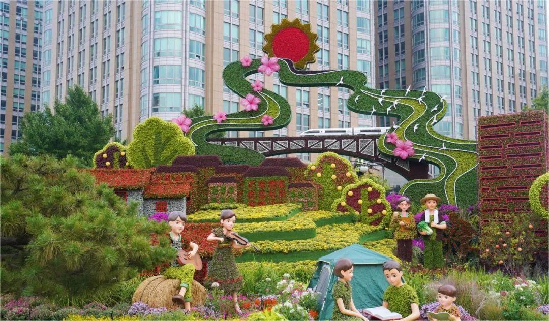 東單東南角的“共同富?!敝黝}花壇.jpg 正式亮相(圖7)