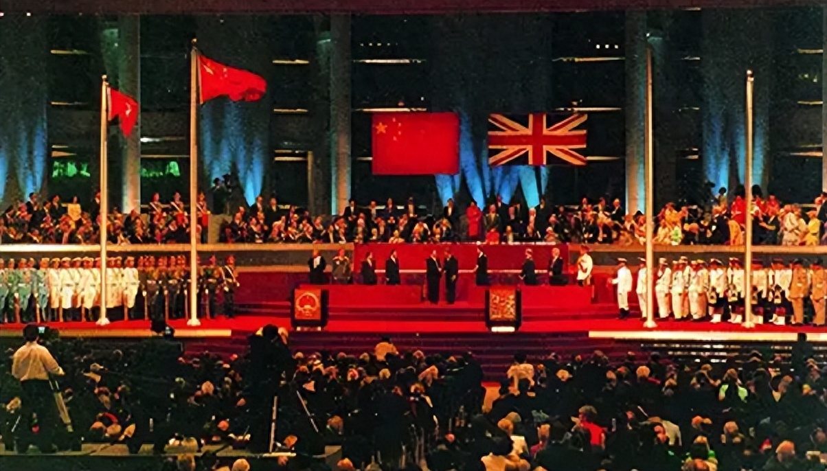 香港回歸前，英國掙了多少錢？外交部副部長：英國每年拿走1000億(圖1)