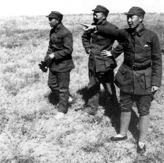 55年毛主席與徐立清談授銜問(wèn)題：我準(zhǔn)備和蕭克談一下，讓他帶個(gè)頭(圖6)