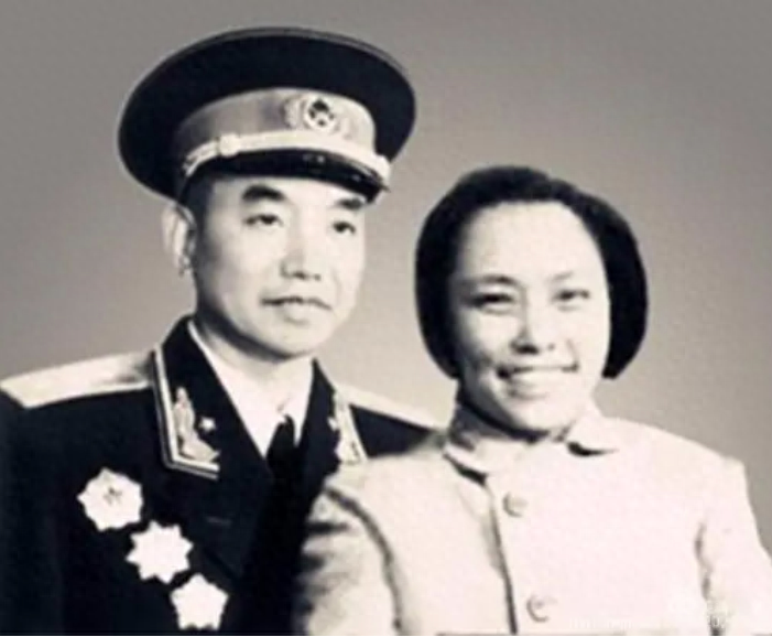 55年毛主席與徐立清談授銜問(wèn)題：我準(zhǔn)備和蕭克談一下，讓他帶個(gè)頭(圖9)