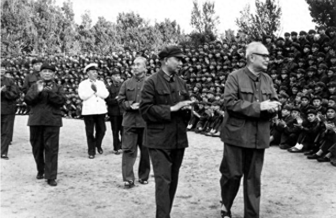 55年毛主席與徐立清談授銜問(wèn)題：我準(zhǔn)備和蕭克談一下，讓他帶個(gè)頭(圖13)