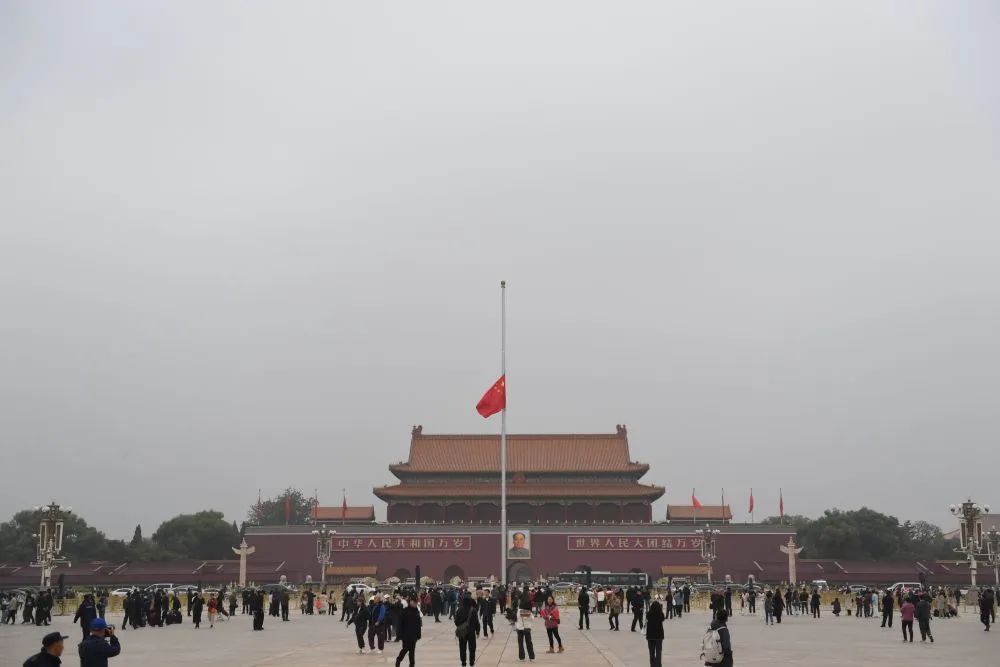 首都天安門和香港特區(qū)等多地下半旗悼念國務(wù)院原總理李克強(qiáng)(圖1)
