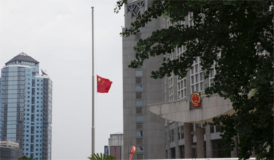 首都天安門和香港特區(qū)等多地下半旗悼念國務(wù)院原總理李克強(qiáng)(圖2)