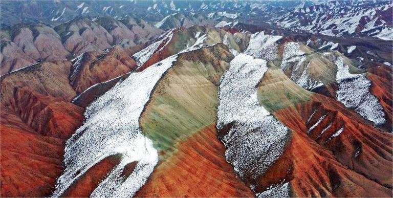 新疆昌吉：雪落丹霞 半山水墨半山詩(shī)(圖1)