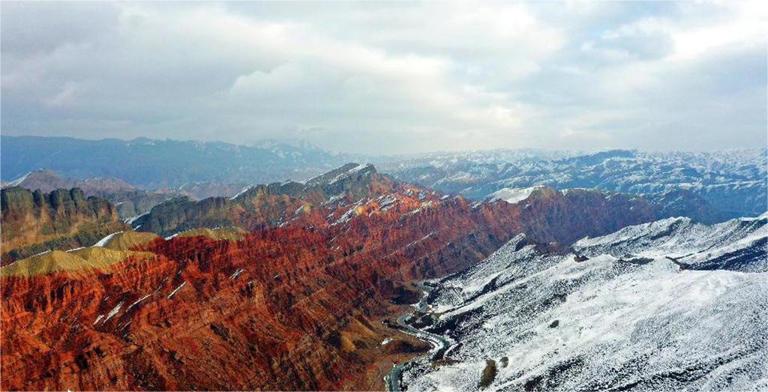 新疆昌吉：雪落丹霞 半山水墨半山詩(shī)(圖2)