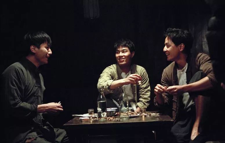 以前喝酒湊錢，現(xiàn)在喝酒湊人(圖3)