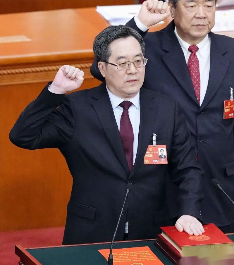 最年輕的現(xiàn)任中央政治局常委，用24年從基層到巔峰(圖2)