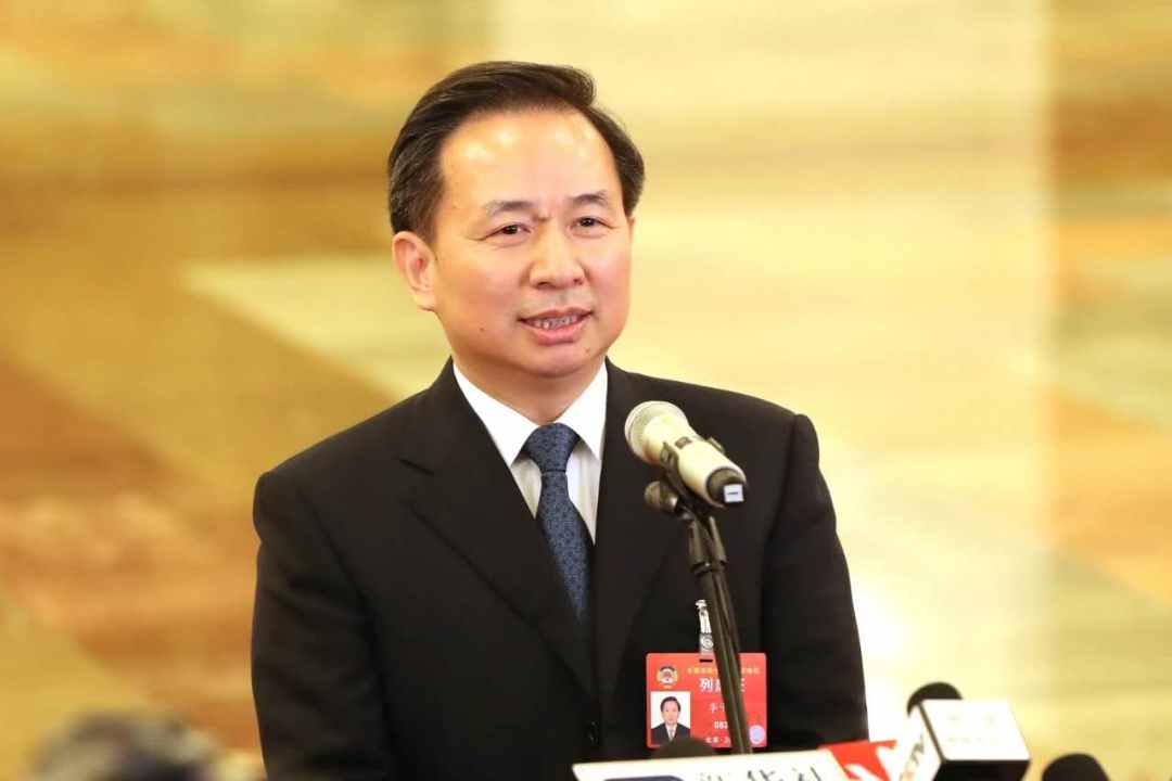 他是現(xiàn)任最年輕政治局委員，今年不到60歲，還身兼3個(gè)重要領(lǐng)導(dǎo)職務(wù)(圖1)