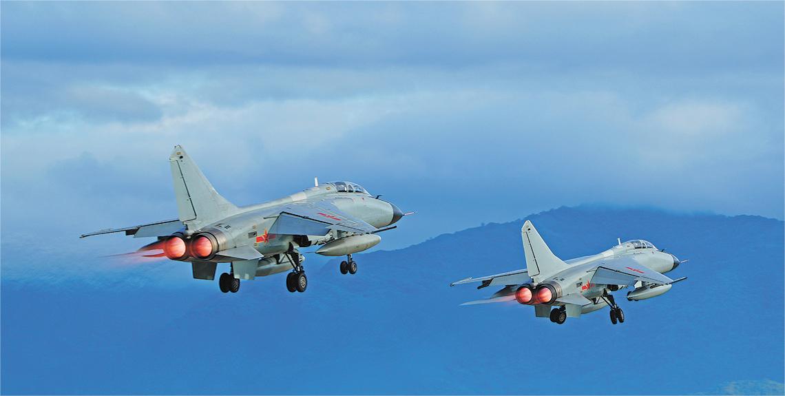 近日,南部戰(zhàn)區(qū)空軍航空兵某旅組織實(shí)戰(zhàn)化飛行訓(xùn)練。卓靈鵬攝.jpg 南部戰(zhàn)區(qū)空軍航空兵某旅組織實(shí)戰(zhàn)化飛行訓(xùn)練:聽(tīng)空軍3名“金頭盔”“金飛鏢”飛行員的新年目標(biāo)(圖1)